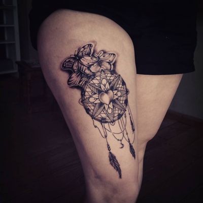  Tatouage attrape rêve avec trois papillons sur la cuisse